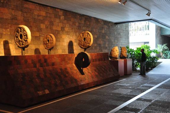 Peças de antigos juegos de pelotas pré-hispânicos no Museu Nacional de Antropologia, na Cidade do México, capital do país